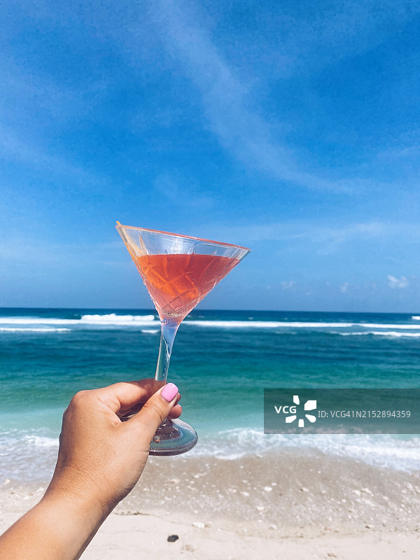 海滩背景上的大都会鸡尾酒图片素材
