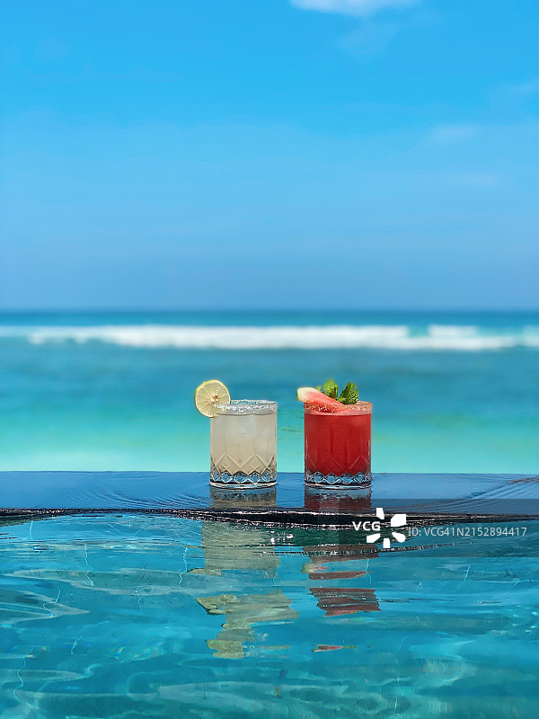 以海洋为背景的鸡尾酒图片素材