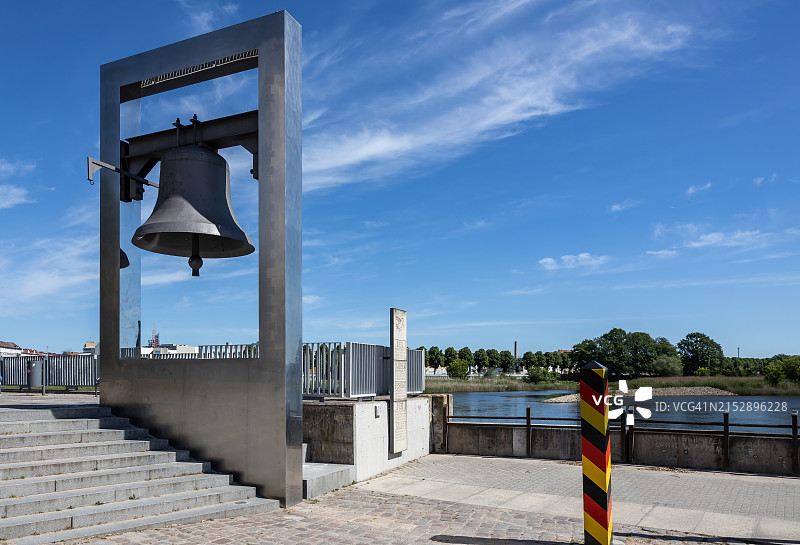 勃兰登堡州法兰克福奥德河畔的德国边境哨所旁的和平钟图片素材