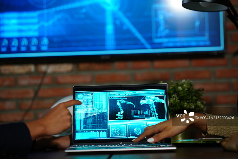 特写：商务人士在办公室用平板电脑工作图片素材