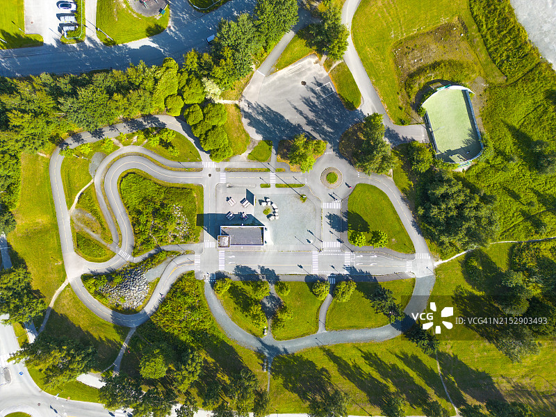 公园里的道路+玩耍图片素材