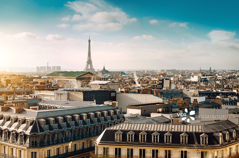 巴黎天际线城市景观，含埃菲尔铁塔和屋顶图片素材