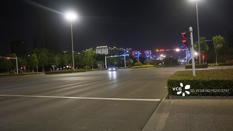 夜空下的交通灯和汽车图片素材