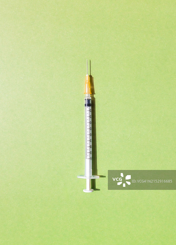 绿色背景上的注射器图片素材