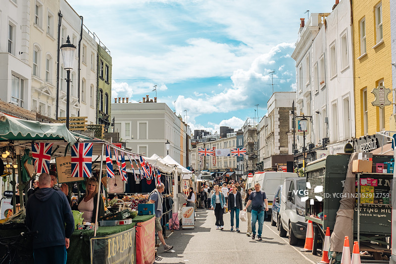 阳光明媚的夏日，英国伦敦诺丁山波多贝罗路市场图片素材
