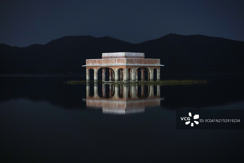 夜晚曼萨加湖中央的灯光寺庙图片素材