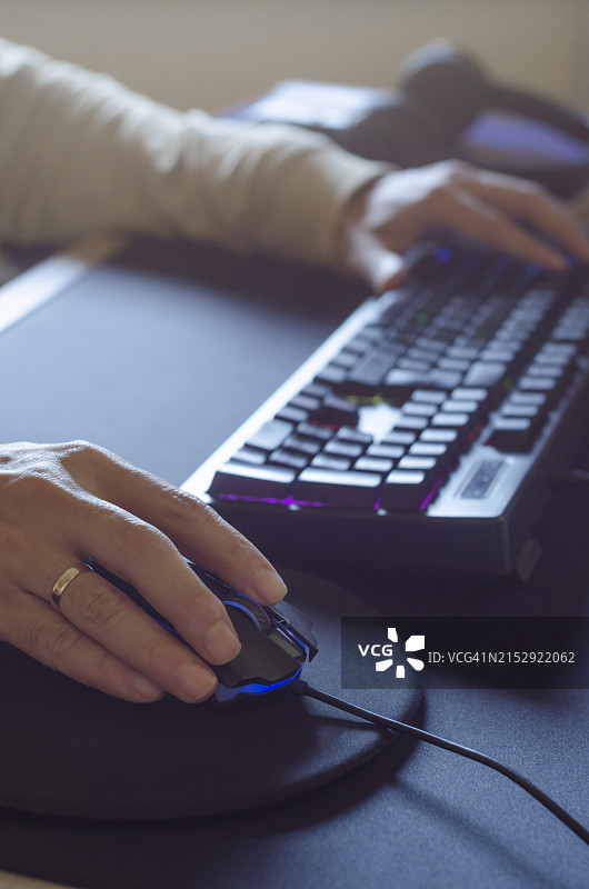 男人在家使用台式电脑图片素材