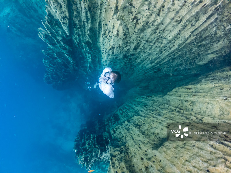 独特潜水体验：菲律宾科隆巴拉望梭鱼湖图片素材