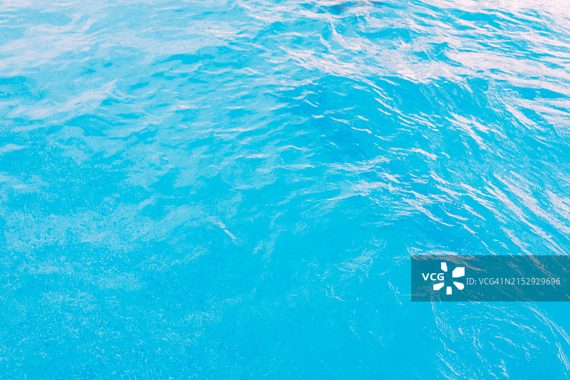 带有小波浪的动态泳池水面图片素材