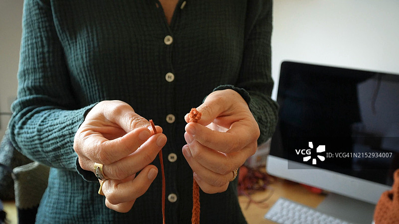 女人对比两种线图片素材