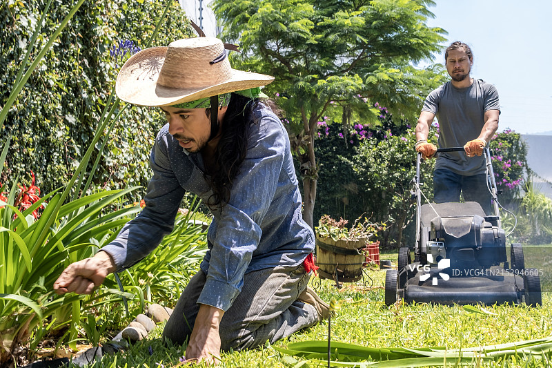 朋友在花园工作图片素材