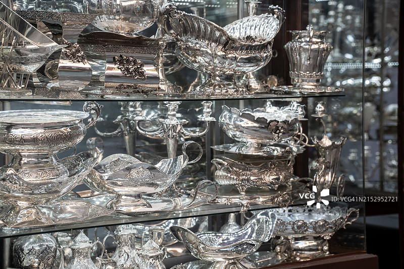 土耳其伊斯坦布尔玻璃柜中的银器展示图片素材