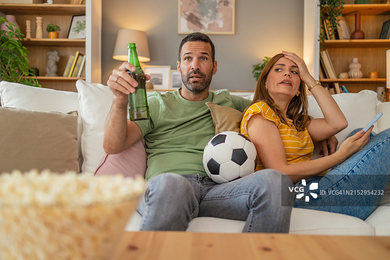 观看比赛的焦虑已婚夫妇足球迷图片素材
