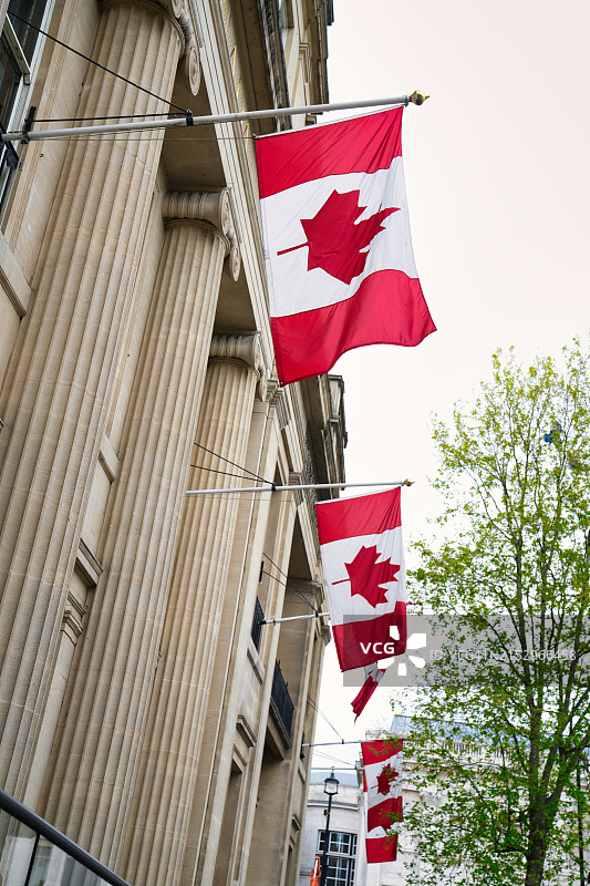 悬挂在加拿大使馆外的加拿大国旗图片素材