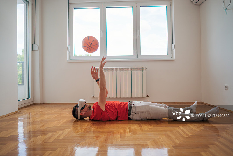 年轻男人佩戴VR头显玩虚拟现实游戏图片素材