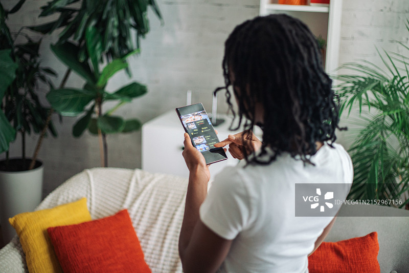 女人在平板电脑上浏览食物菜单图片素材