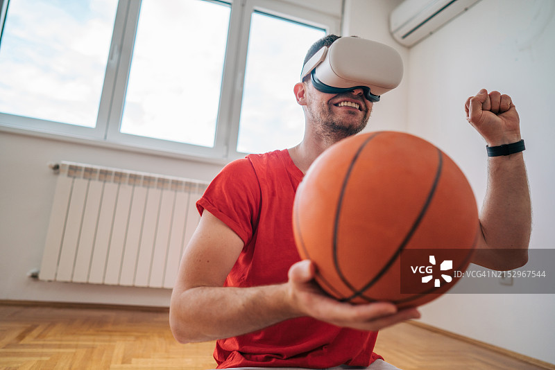 年轻男人戴VR头显看篮球比赛图片素材