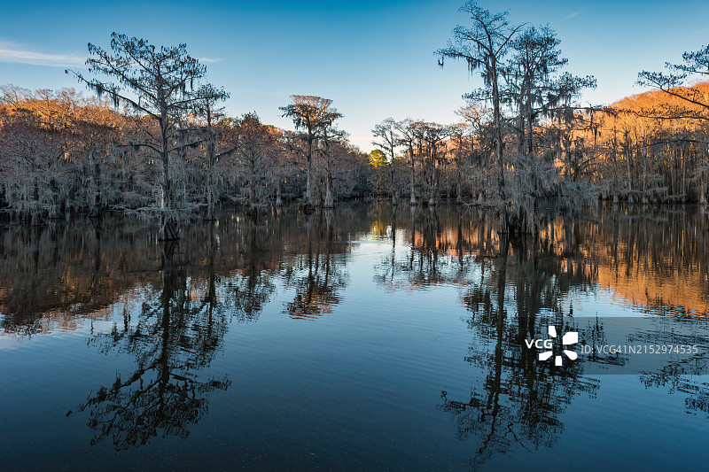 美国卡多湖拜尤日落倒影图片素材