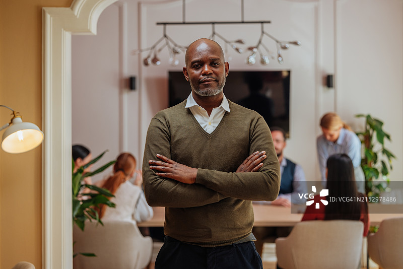 在办公室摆姿势双臂交叉的商人图片素材