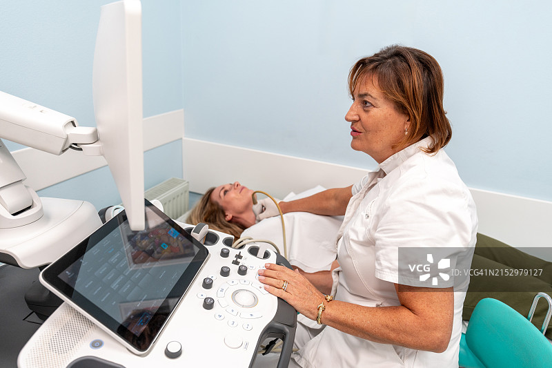 专家进行咽喉超声检查图片素材