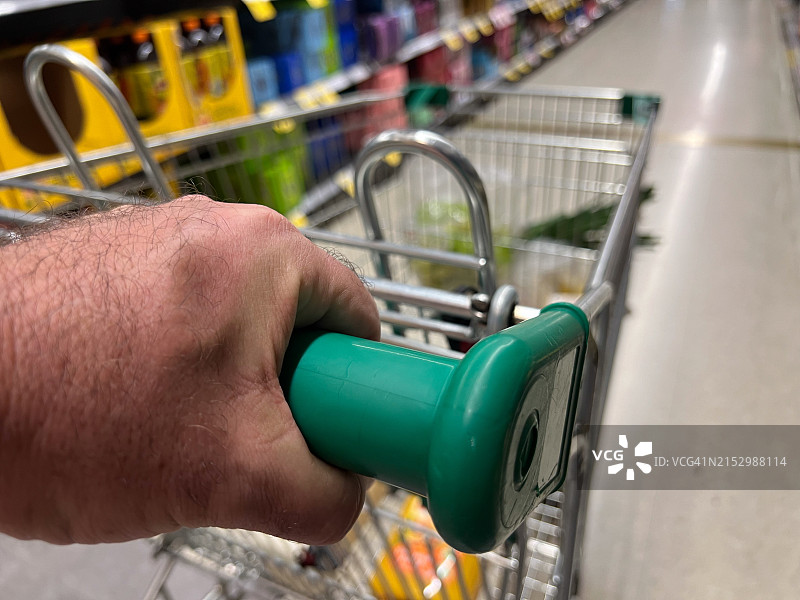 男人在超市里拿着购物车图片素材