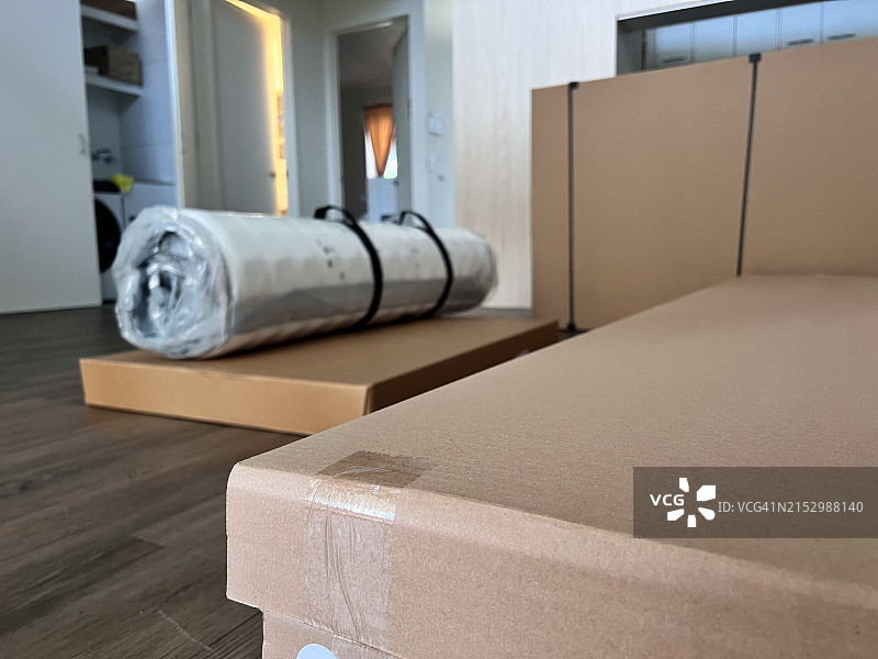 新家地板上的搬运箱图片素材