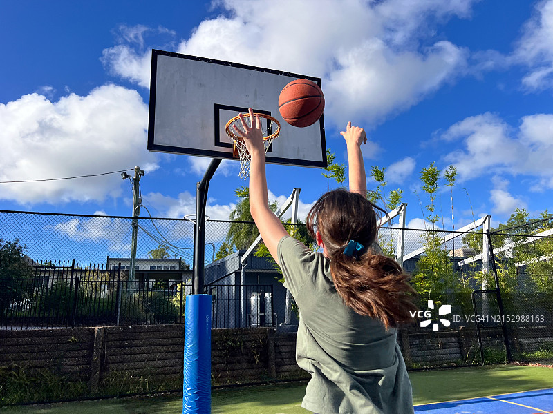 在当地公园打篮球的少女图片素材