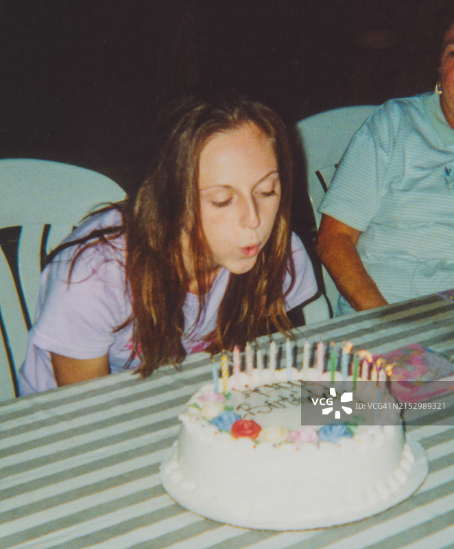 带有生日蛋糕的复古生日派对，90年代Y2K家庭照图片素材