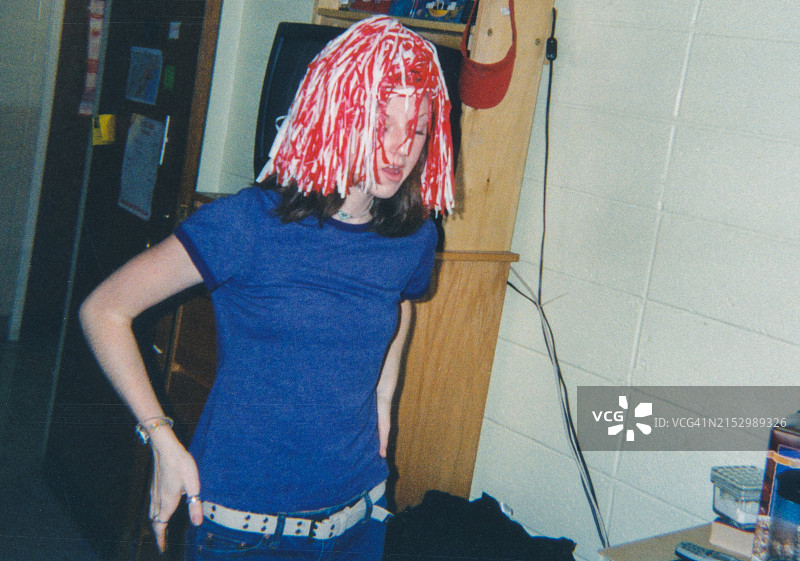 复古大学宿舍，2000年代时尚，复古女大学生图片素材