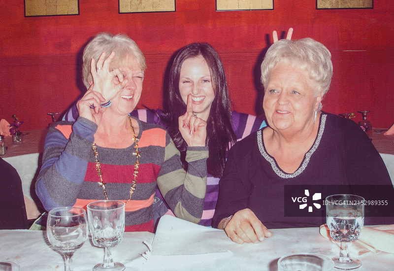 复古风格的祖孙三代家庭合影图片素材