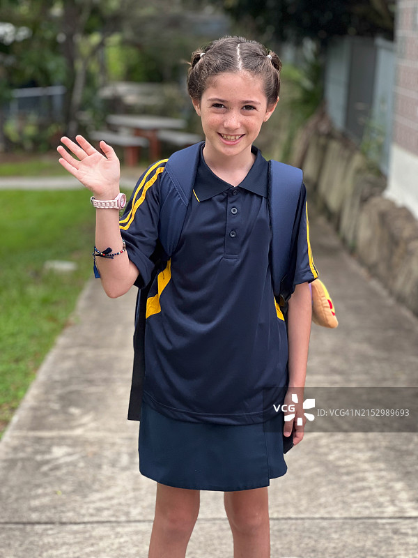 穿着校服去上学的年轻澳大利亚女学生图片素材