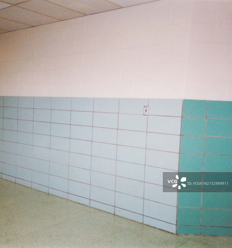 复古高中走廊背景，混凝土墙图片素材