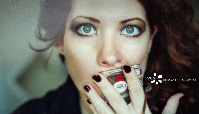 现代社会中沉默的声音，嘴上贴着胶带的女人图片素材