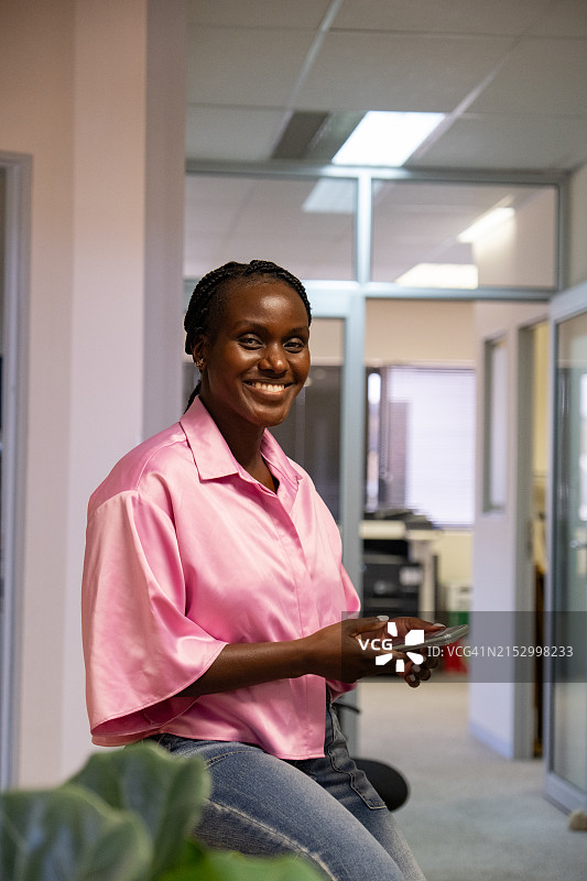 使用智能手机的女商人肖像图片素材