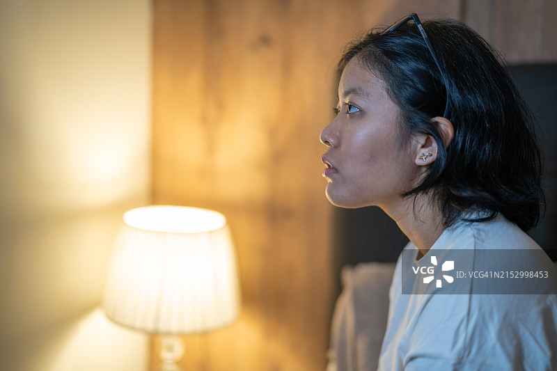 忙碌一天后，晚上房间里非常疲惫的女人图片素材