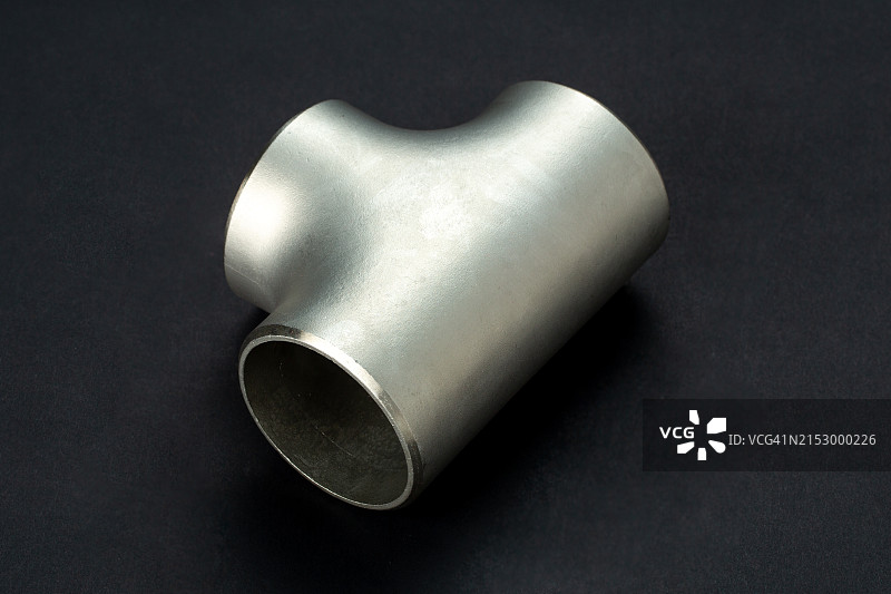 用于工业应用的不锈钢弯头。图片素材
