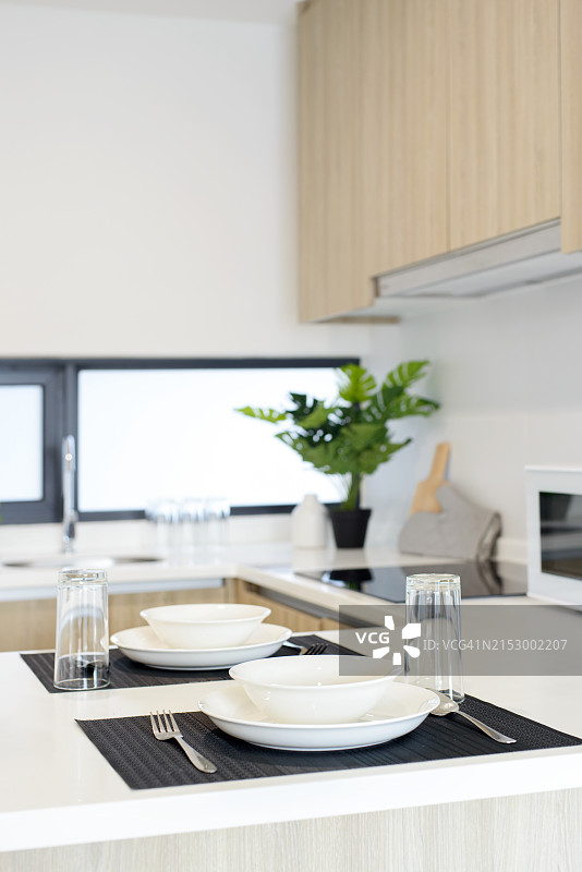 厨房餐桌上的餐具图片素材