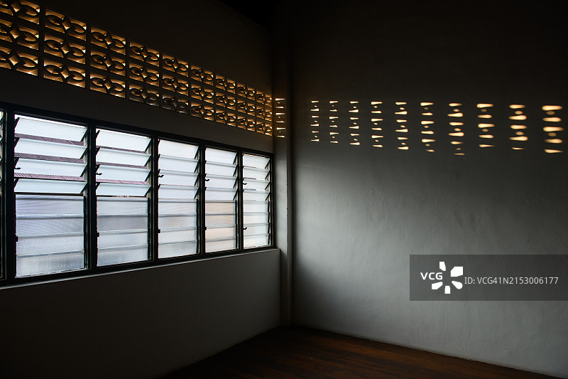 阳光进入黑暗的房间图片素材