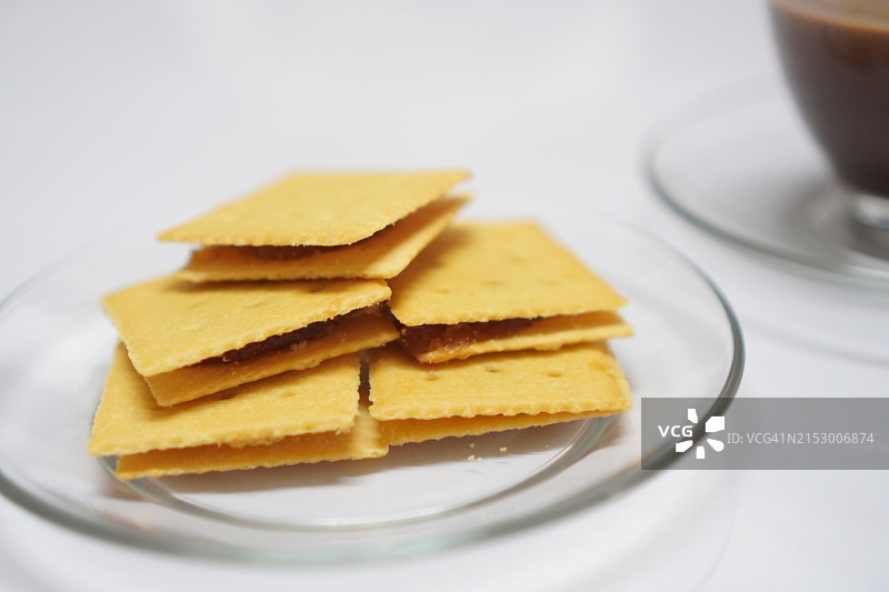 玻璃盘中的饼干和菠萝图片素材