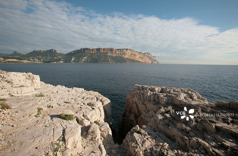 从贝斯托旺卡西斯海滩看到的卡西斯悬崖 / 法国图片素材