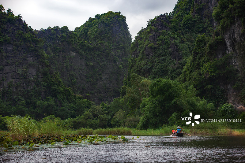 宁平长安河上的游船，越南北部山区图片素材