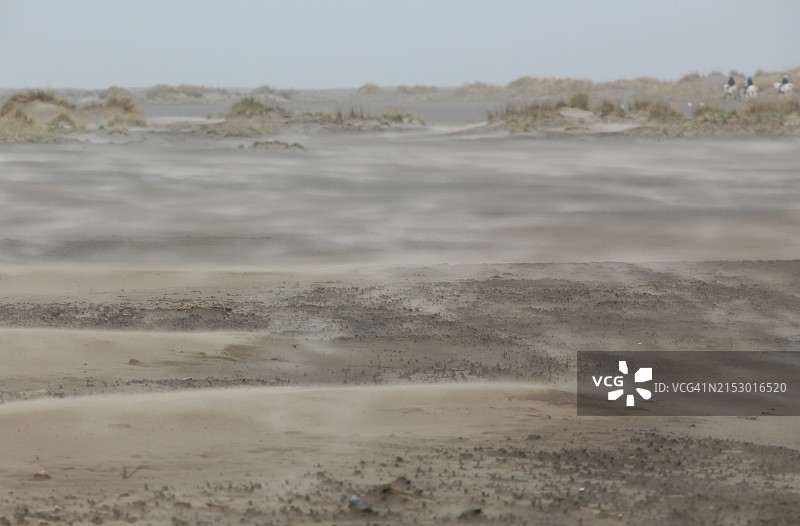 埃斯皮盖特海滩上的密史脱拉风与飞沙图片素材