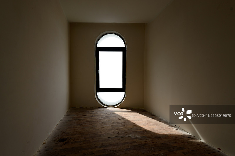 带有椭圆形窗户的未装修房间图片素材