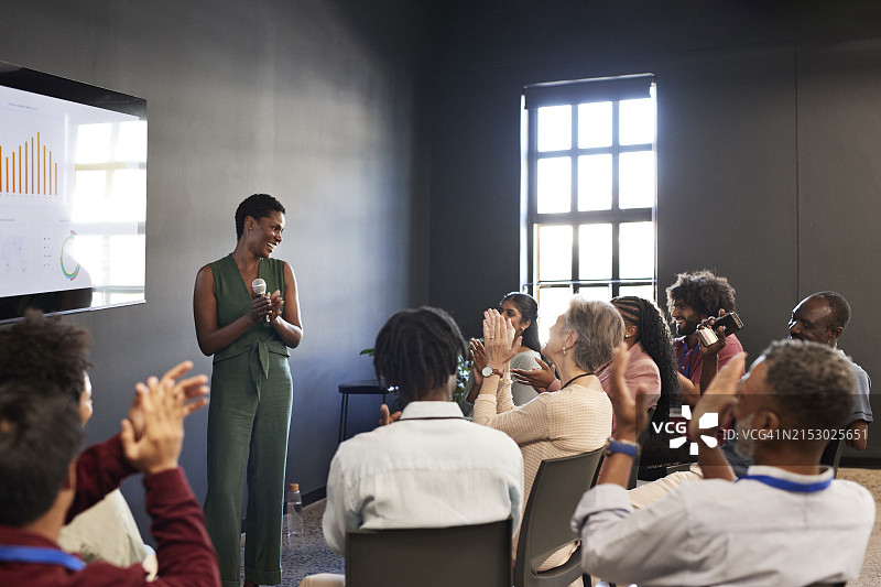 快乐的同事们为女领导鼓掌图片素材