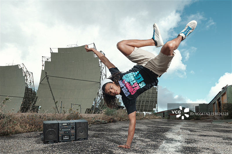 年轻男人跳霹雳舞图片素材