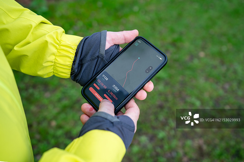 男性手持智能手机上的运动活动追踪应用图片素材