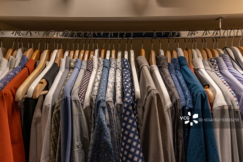 衣柜里挂着的男士服装和夏季衬衫图片素材