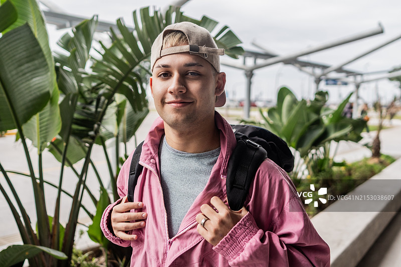 机场外的一位青年肖像图片素材