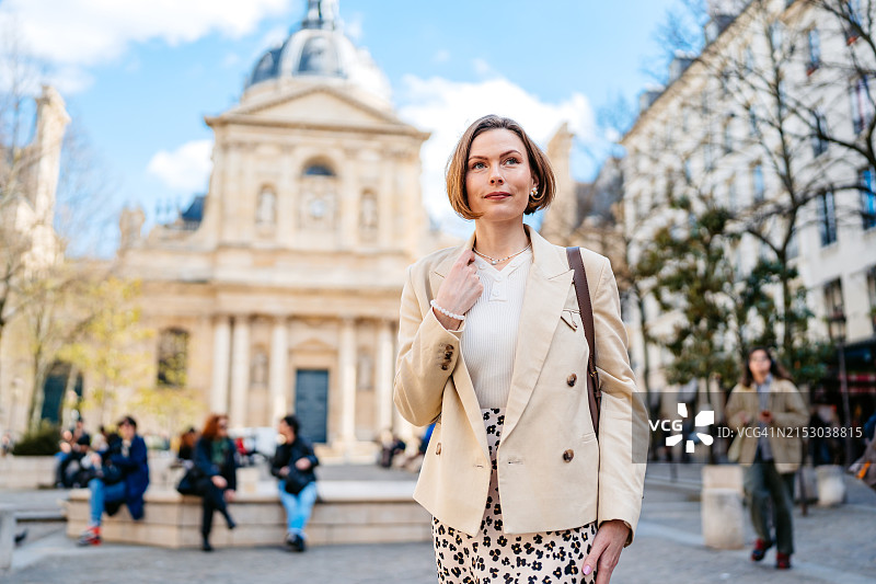 在法国巴黎索邦大学前街道上的年轻女人图片素材