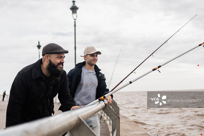 父子在阿根廷拉普拉塔河钓鱼图片素材